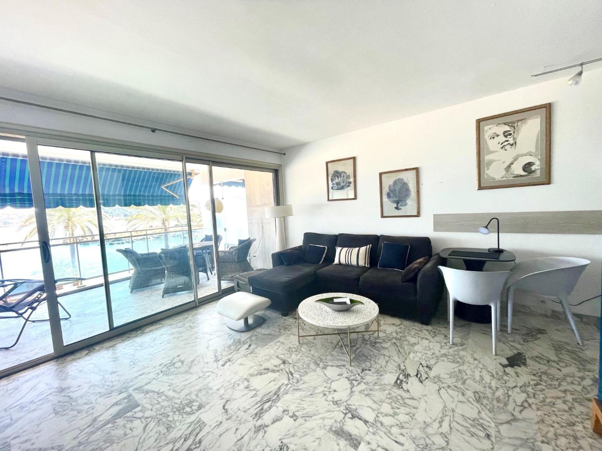 Terrasse En Front De *